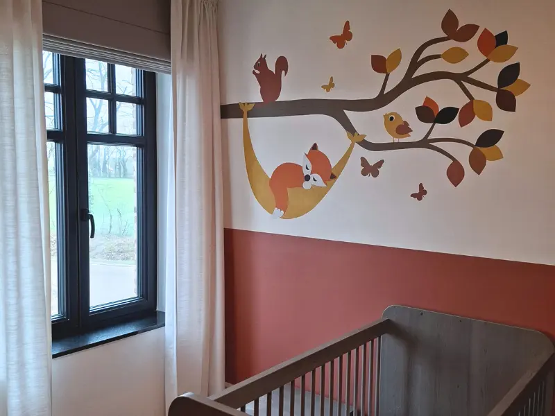 Babykamer behangsticker tak met een slapend vosje in roest en roestoranje.